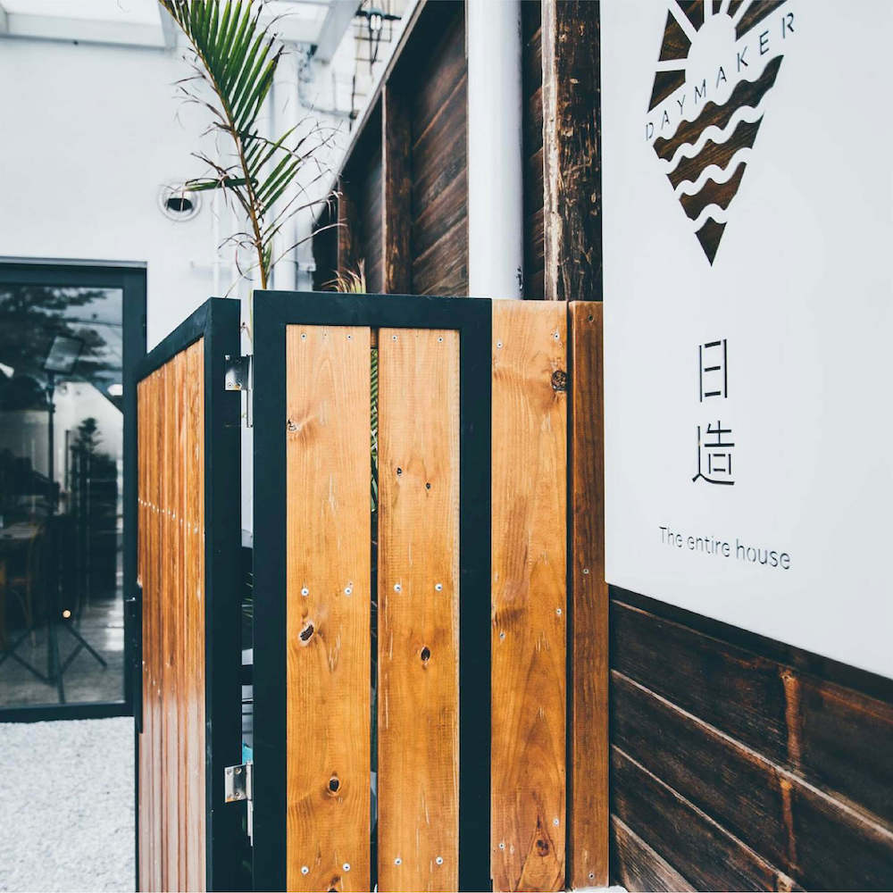 墾丁日造 DAYMAKER包棟民宿，民宿沐浴備品為 Sunlife 晨居的BYREDO BLANCHE 返璞歸真飯店沐浴用品系列。獨棟空間含五間房間、開放式廚房、室內游泳池、烤肉爐、投影機。