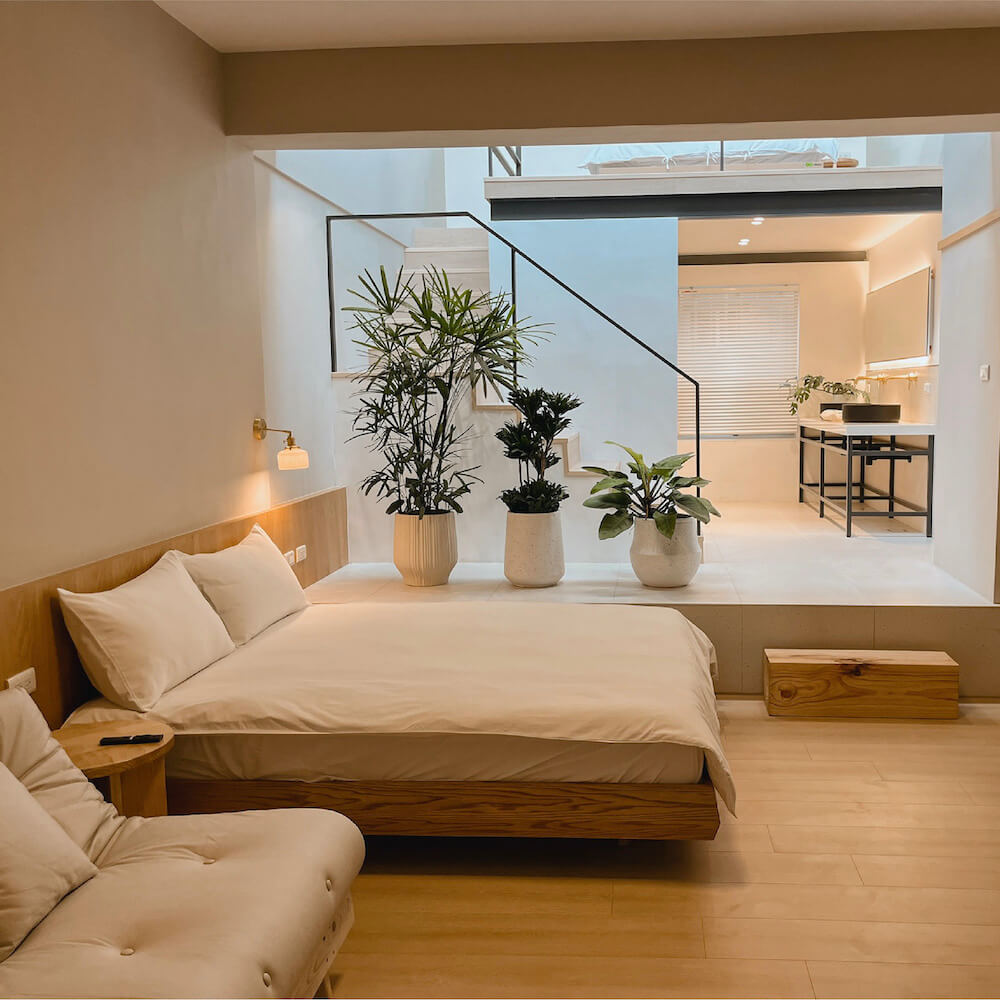 墾丁日造深光deeplight villa包棟民宿，民宿沐浴備品為 Sunlife 晨居的BYREDO BLANCHE 返璞歸真飯店沐浴用品系列。獨棟空間含開放式廚房客廳、室內恆溫戲水池、沙發投影區。